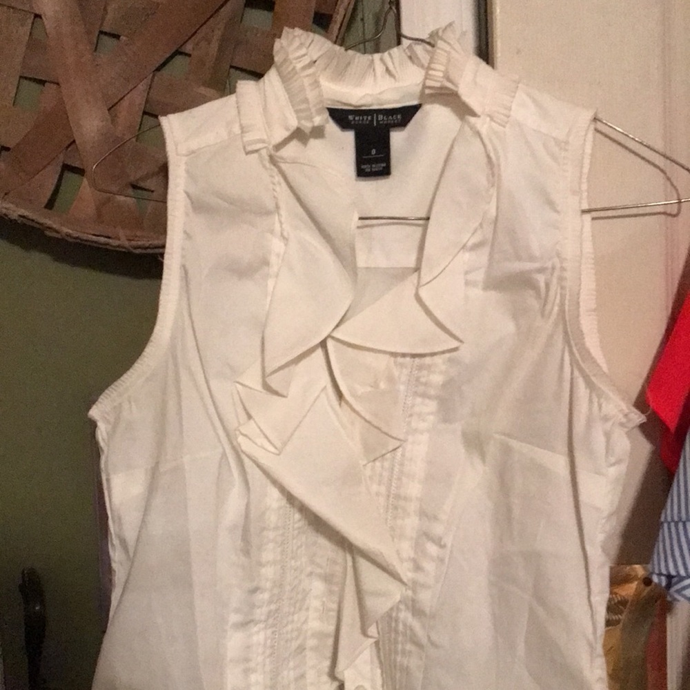 White House Black Market Sleeveless Ruffled Blouse Gorgeous